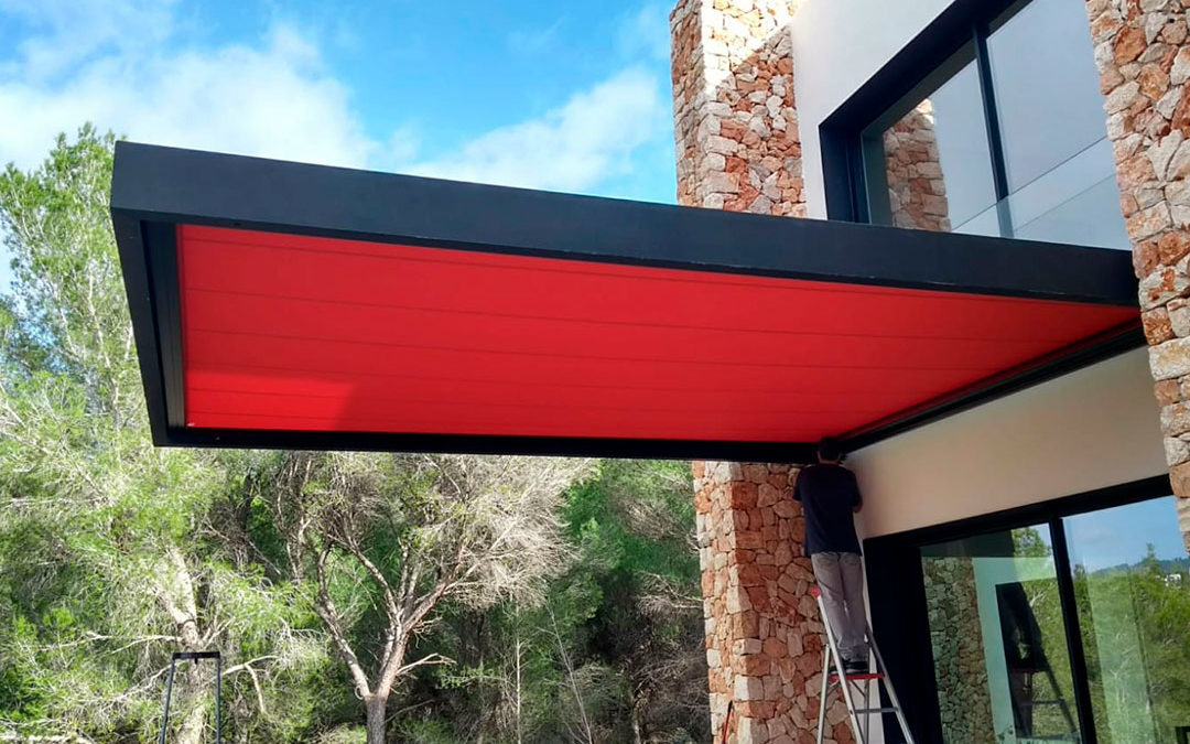 Conservatory awning integrated in a cantilevered structure at Son Vida